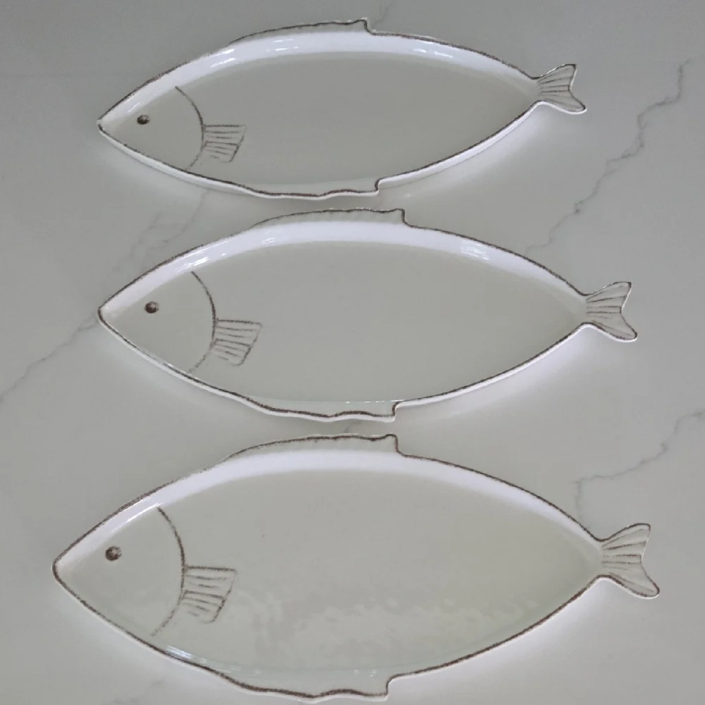 White Fish-Shaped Melamine Plates Set Of 4